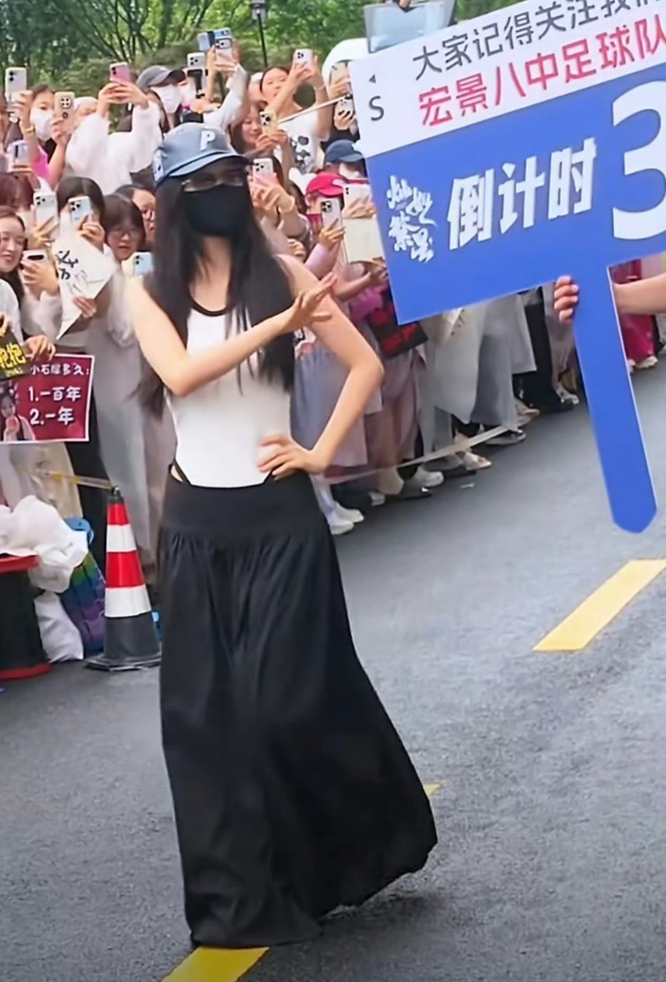 虞书欣连体衣欣欣这连体衣是装了"显瘦黑科技"吧！上半身纸片人下半身慵懒风，这搭配
