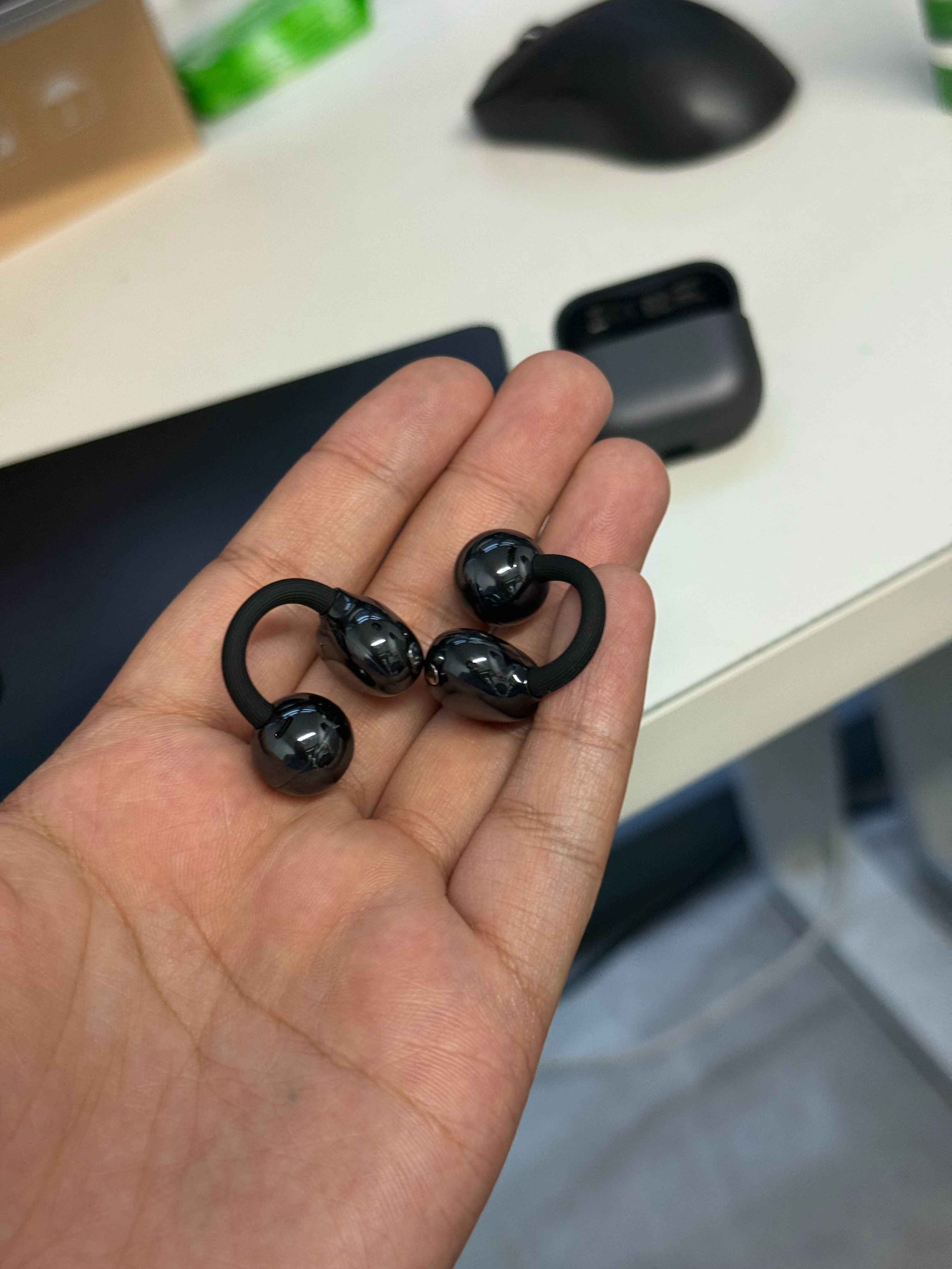 这大概是截止到 今天最好用的耳机，没有之一。无感！无感！主打的就是无感！ 