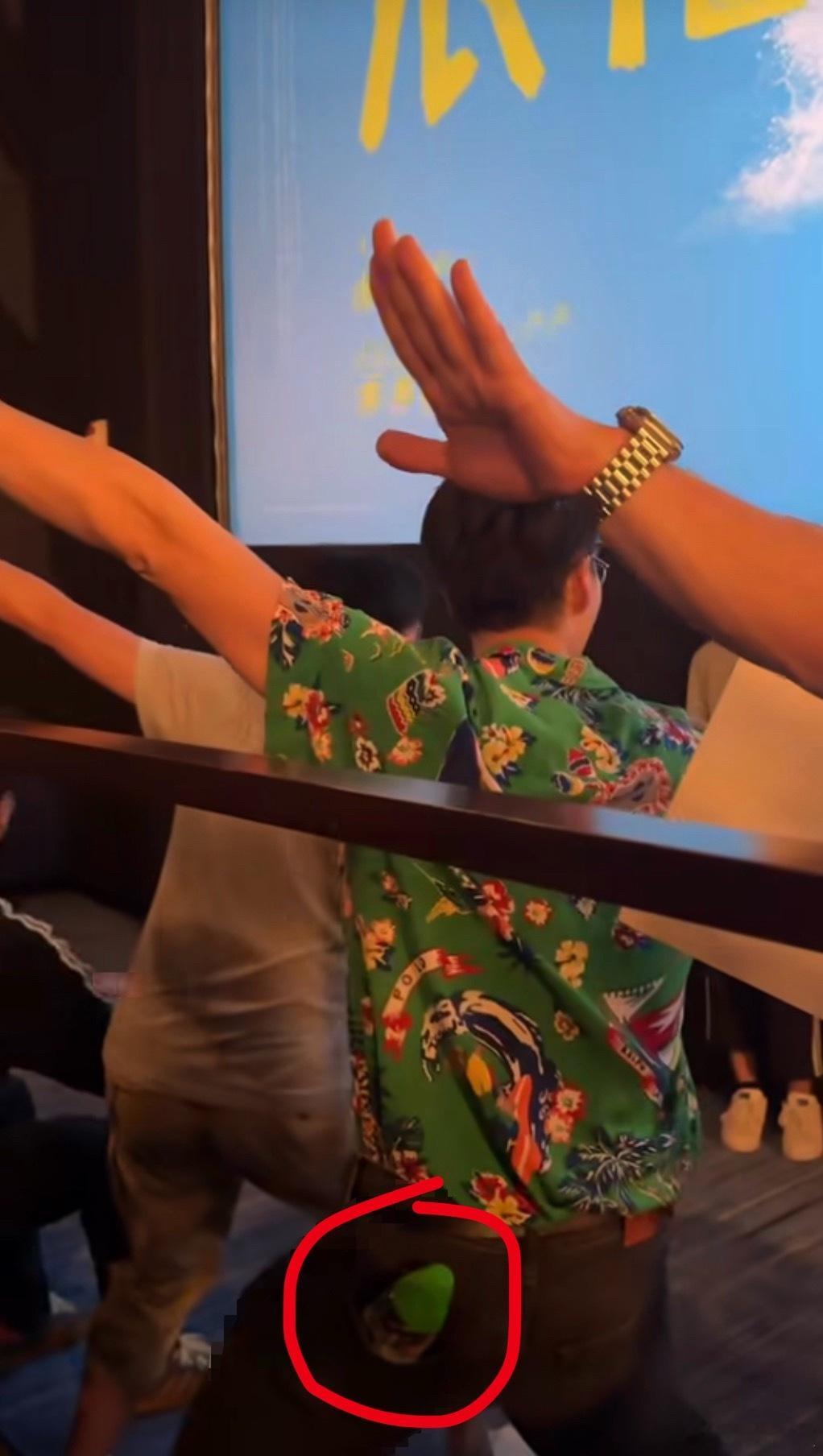 朱鉴然昨晚去谢票口袋里塞了一瓶刘俊谦代言的屈臣氏蒸馏水Roy李今天可以上分了 ​