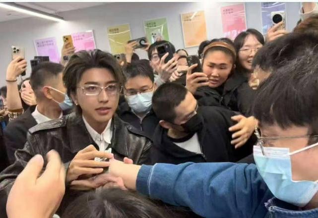 蔡徐坤归来依然是顶流，2月9日，蔡徐坤空降腾讯音乐大楼扫楼，现场人满为患，挤的楼