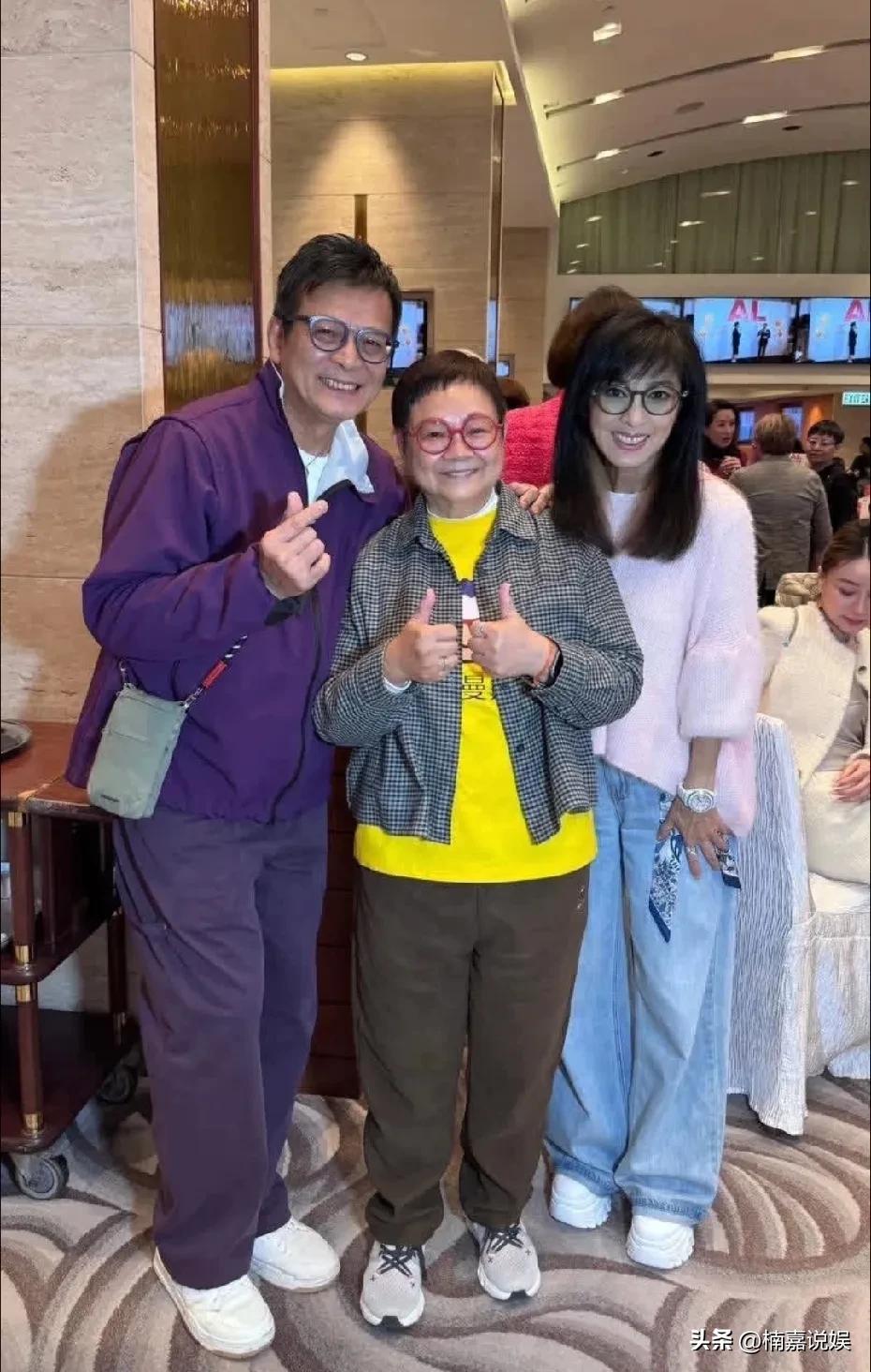 米雪和黄日华现身好友生日聚会，港星是真的会保养，状态太好了，非常年轻！
64岁黄