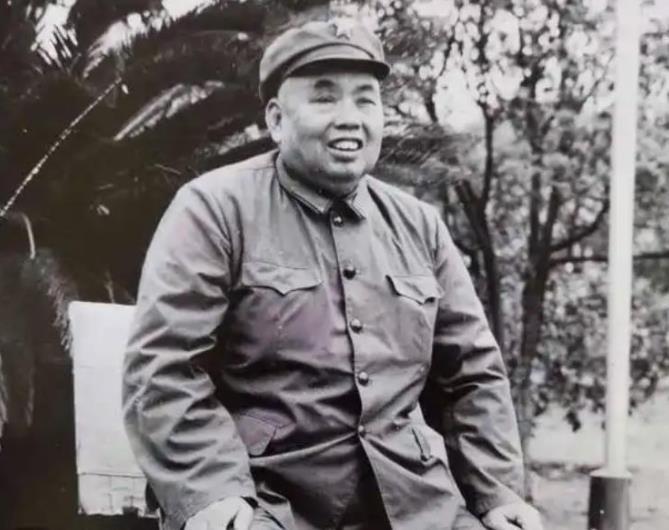 1957年，许世友将军的警卫连长徐永卿在上海出差时，偶遇一个男子，其动作让他联想