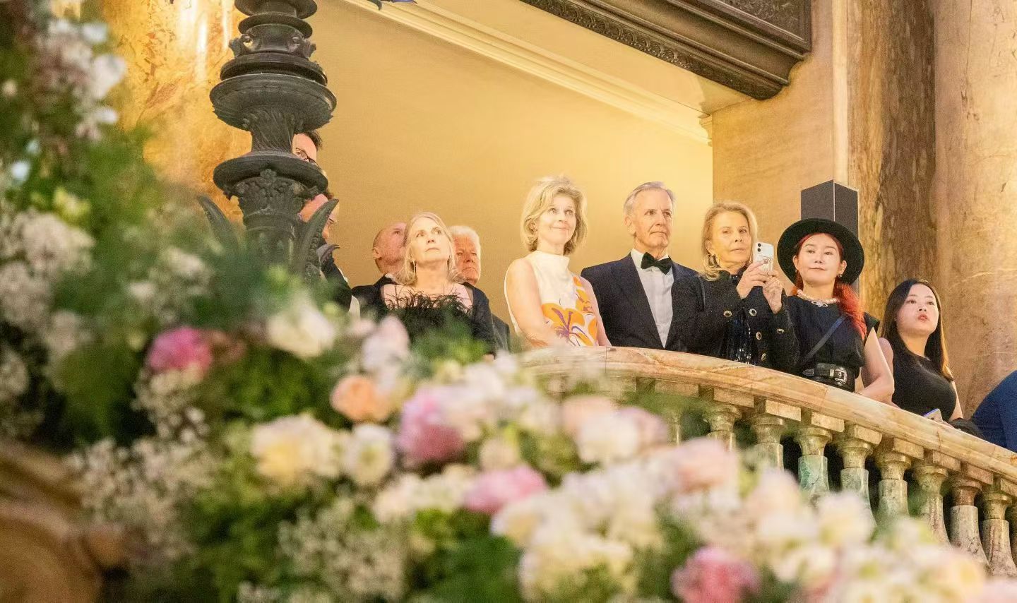 一早起来就被腾势品牌强势登陆欧洲炸圈，巴黎歌剧院内，腾势用一项技术刷新了欧洲对电