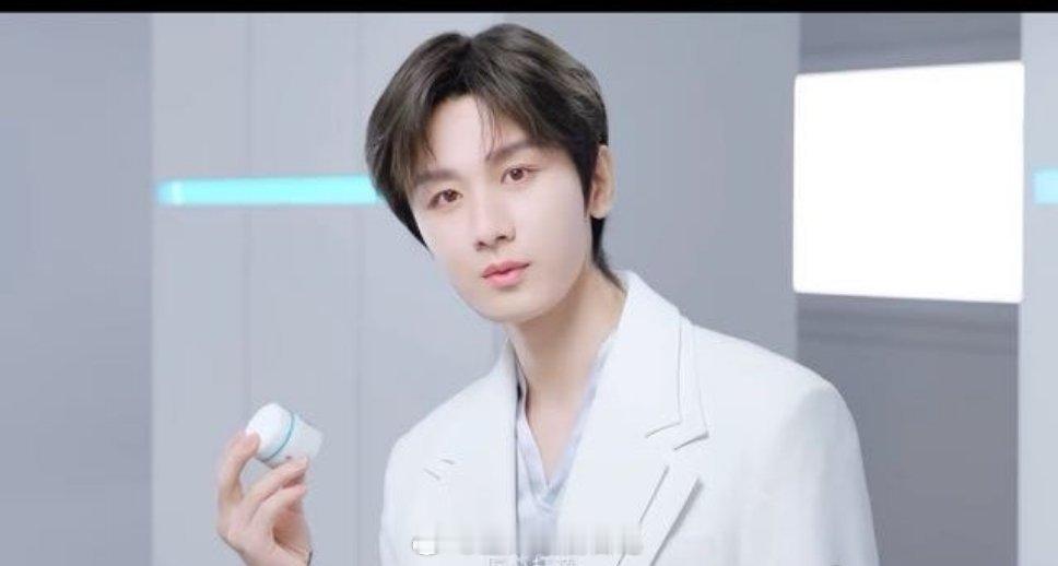 成毅粉都闭着眼睛夸不下去了，觉得会变成黑图 发型做不好，不是因为假发片嘛