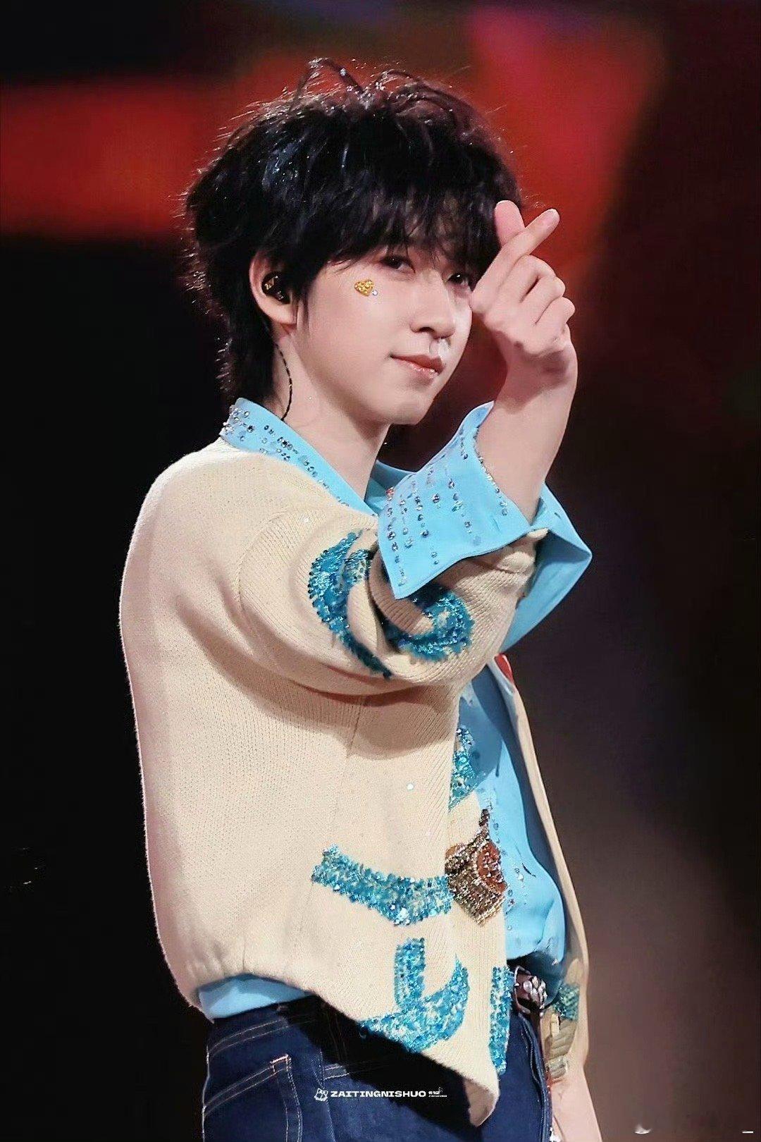 贺峻霖也太会了吧！时隔九年重唱《爱你》满是情怀，换衣服的衔接超丝滑，从造型到歌声