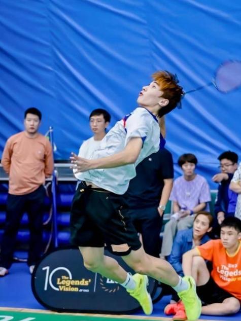 你能想象吗？图中这位朝气蓬勃，意气风发、腾跃而起的阳光大男孩已经不在人世了，而夺