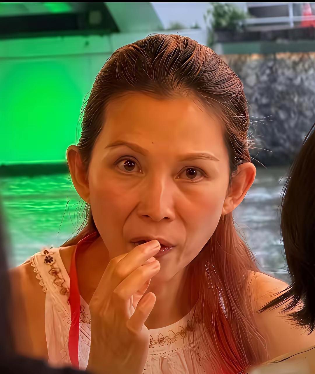你们认识她吗？
她曾经是港姐，以前的颜值在线，如今人家已经老了许多，连脸部皱纹和