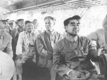 1958年周恩来和刘少奇等赴十三陵水库劳动途中。