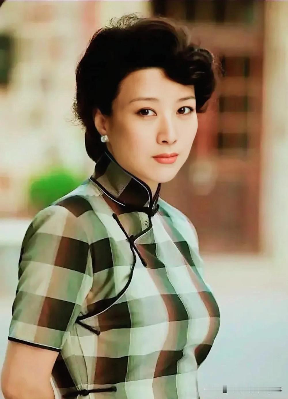 这是真正的老来俏，老了还那么美的女演员王静你没见过吧，气质比林青霞年轻的时候都要