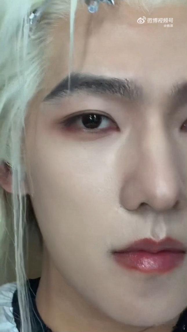 杨洋 偷拍给你们看 原来才3秒吗？我怎么看了三个小时啊生视频这个骨相和皮肤太震撼