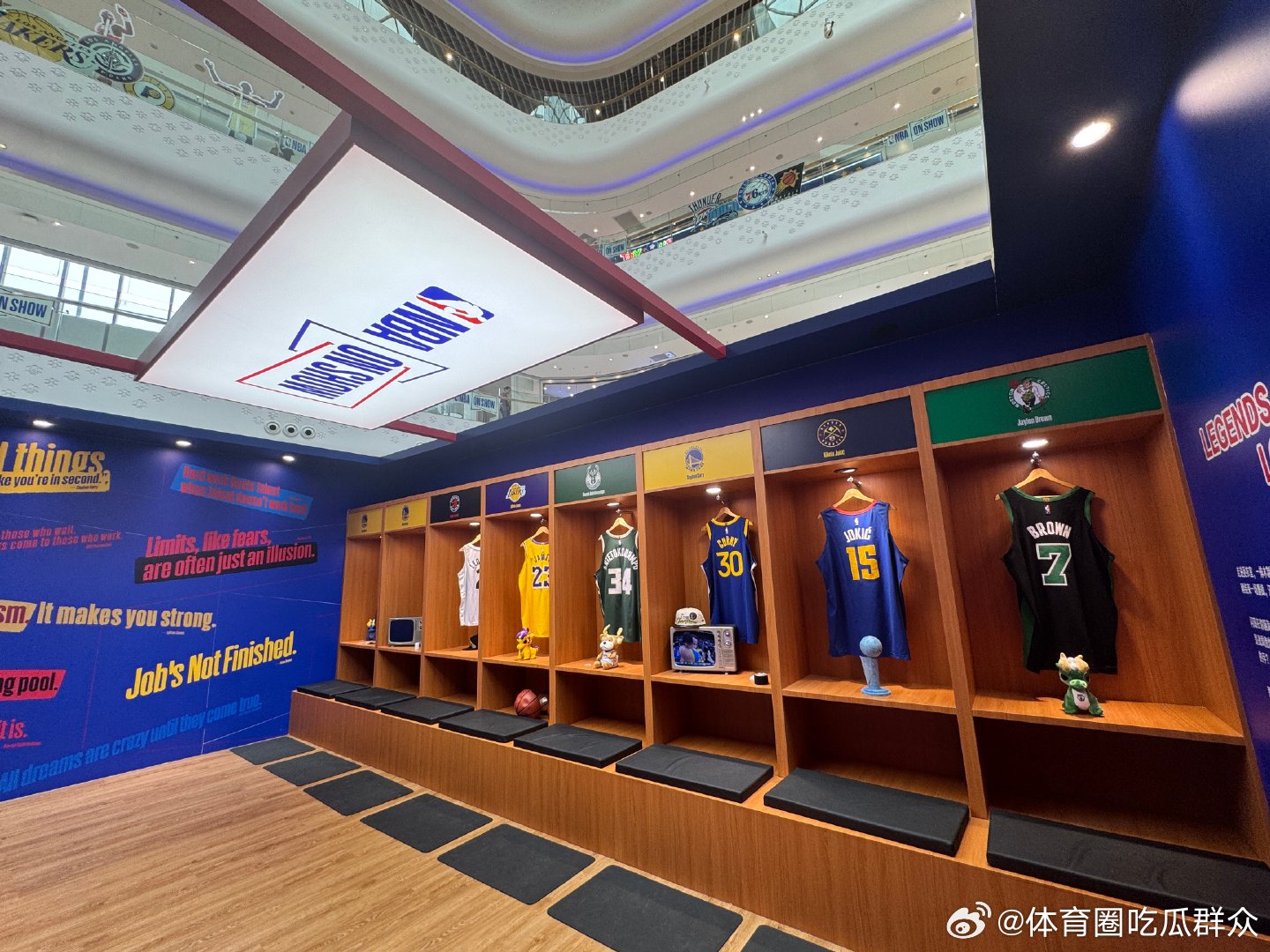 光影秀首次的快闪店在佛山紫薇港广场开启，时长三个月，热爱NBA的球迷真的有福了！