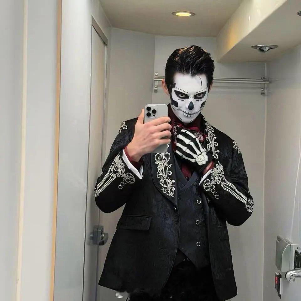 王鹤棣今日营业对镜拍 