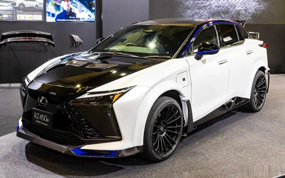 在近日开幕的2024东京改装沙龙上，雷克萨斯RZ450e F Sport Per
