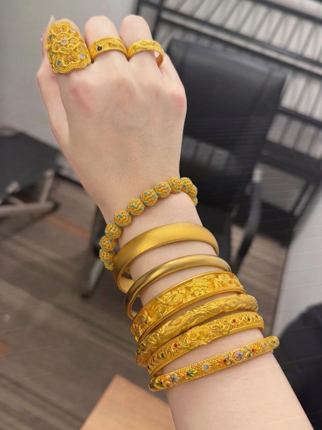 这下好了，
昨天卖黄金的要哭了，
不是因为金价突然暴涨，而是
黄金开始有回暖的迹