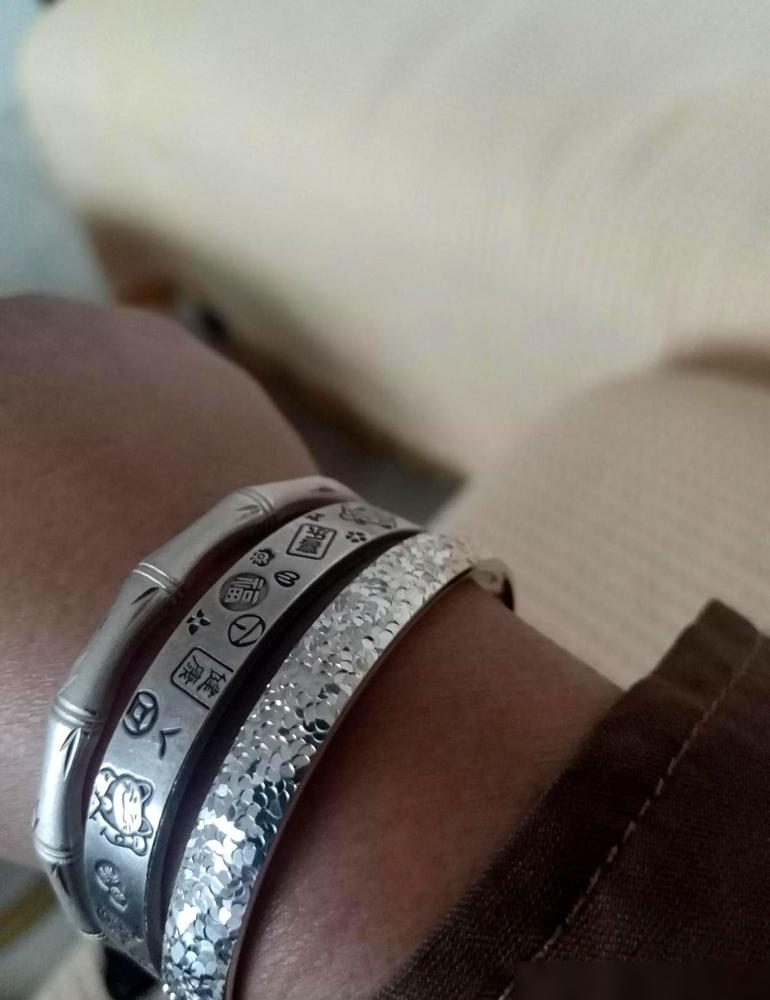 2万4千块在脖子上摇晃了快半个月，家里那位“睁眼瞎”愣是没瞧出这点动静。男人大概