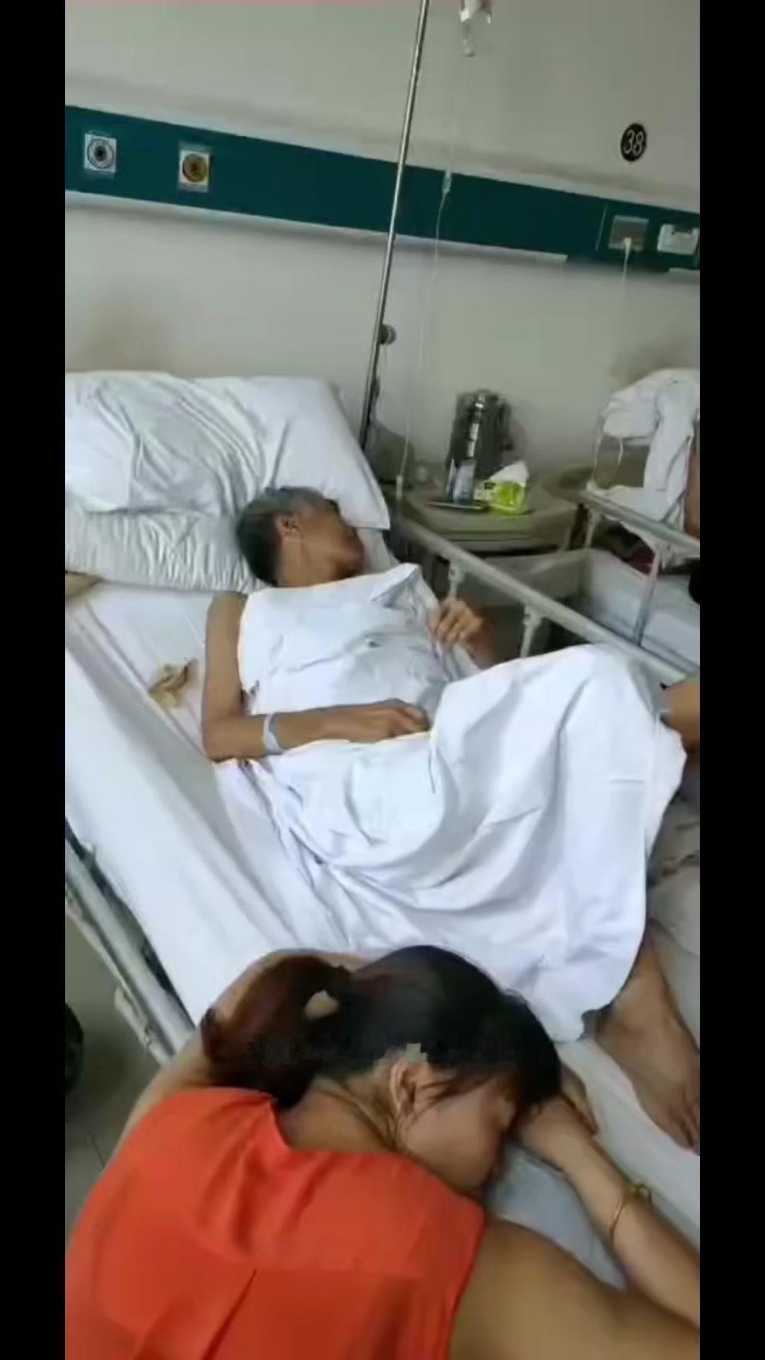 😭翻出父亲最后影像，眼泪瞬间涌满脸庞。67岁的他因肺癌化疗数次，最后瘦得只剩骨