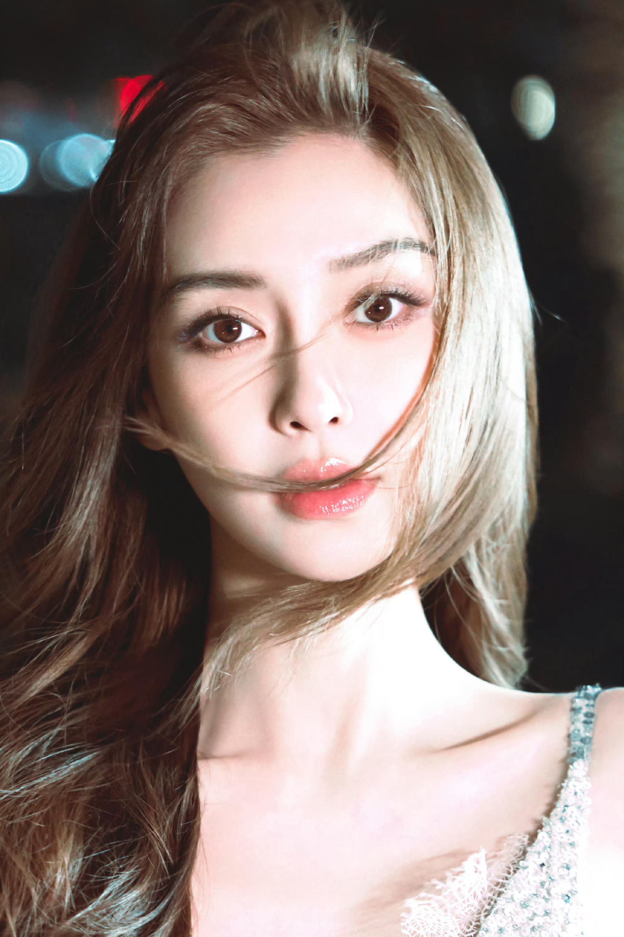 angelababy angelababy “我和你一起吹风 欣赏着我们独有的落