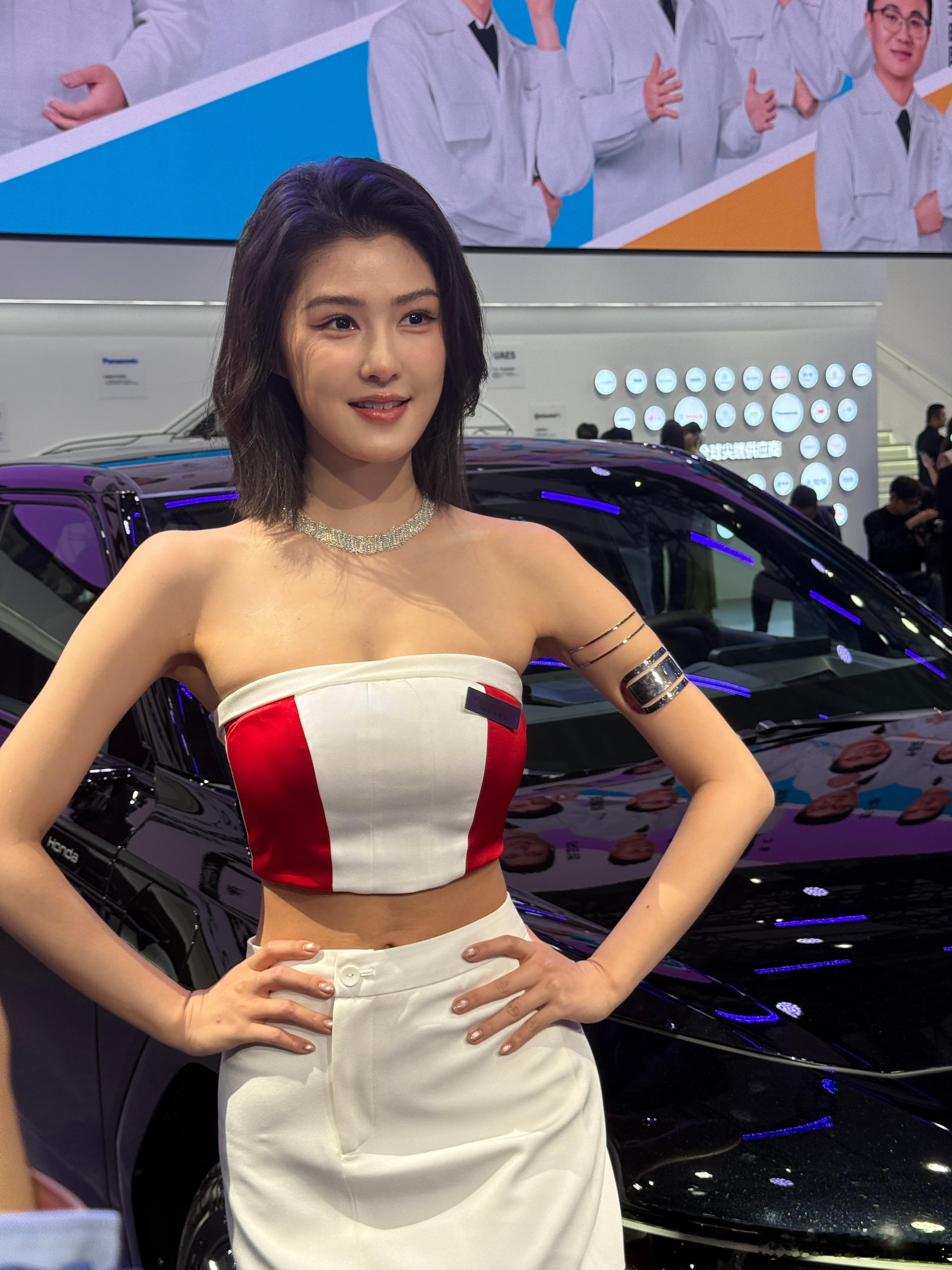 媒体日还没到中午呢，模特都已经出场了