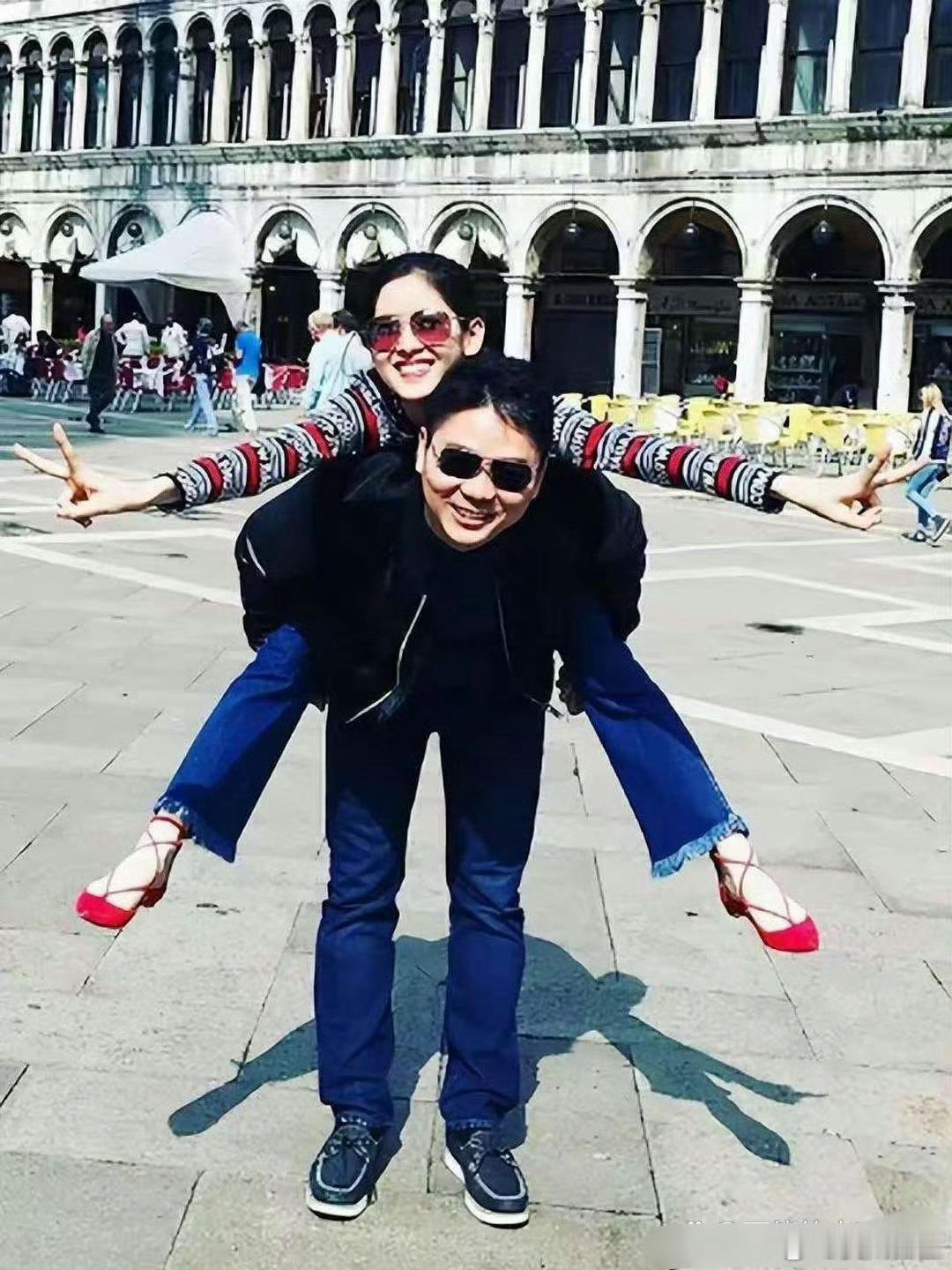 这会的刘强东三十八岁，章泽天十八岁，刚认识不久 