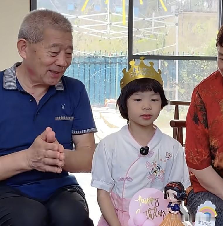 天赐在南宁过七岁生日，小姑娘穿着汉服很漂亮，老黄做一桌子饭菜招待南宁这边的亲戚，
