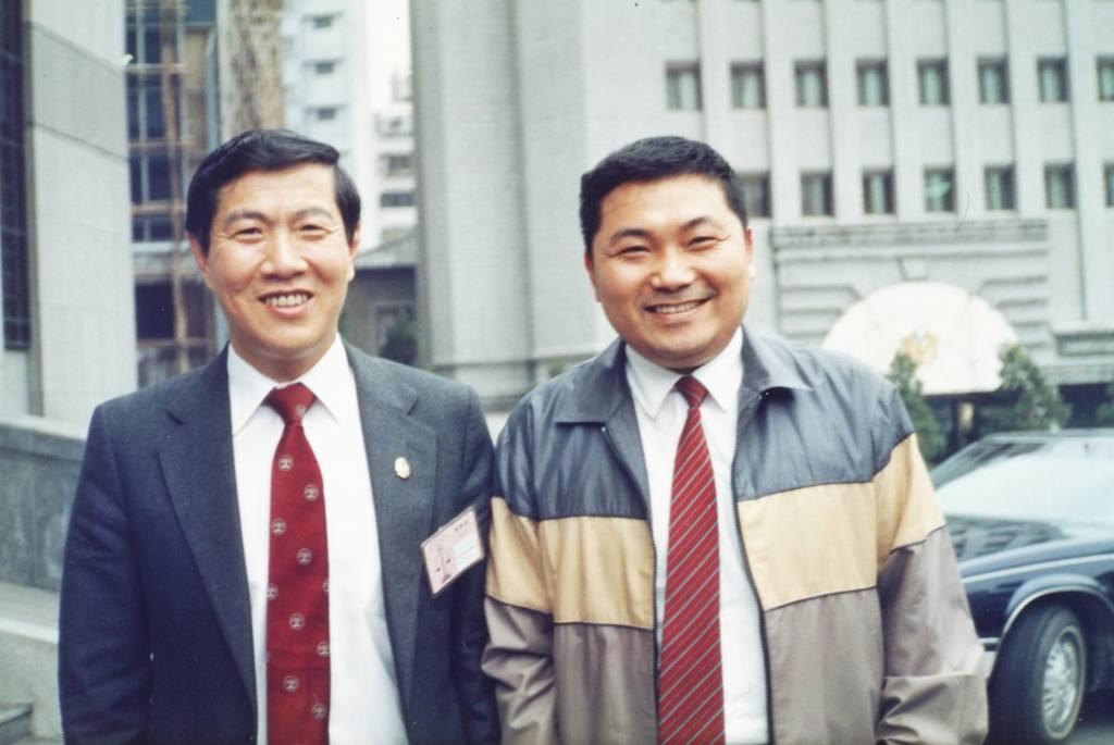 新北市市长侯友宜（右）于社交平台发布其与国际刑事专家李昌钰（左）的合照。
侯友宜