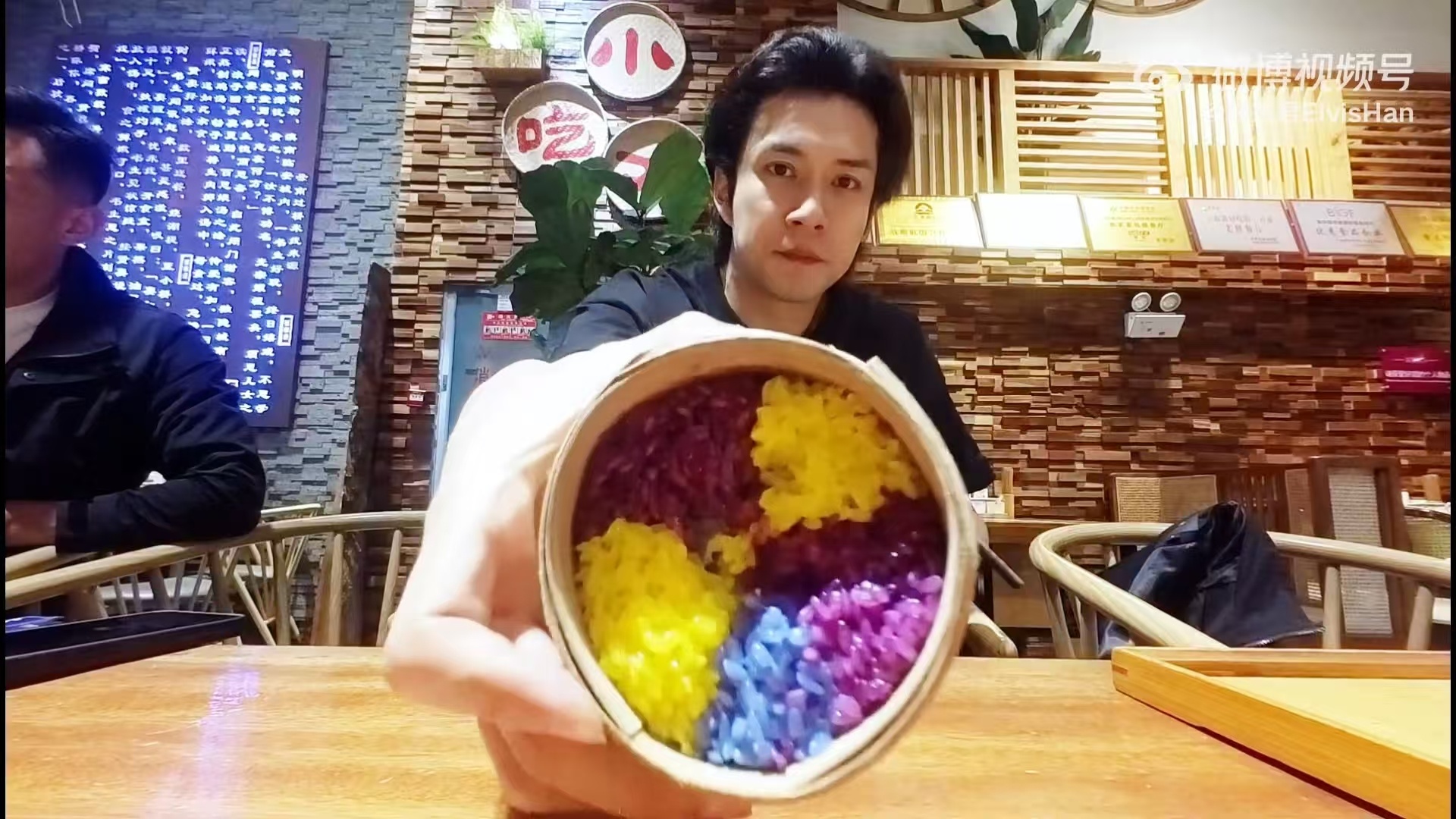 韩东君云南游玩 君君周日记里有一段他在市场里走来走去的镜头，左边看看右边摸摸，那