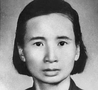 1932年，地下党钱瑛撤退时不幸被捕。

特务踹开房门的瞬间，钱瑛的手正按在抽屉