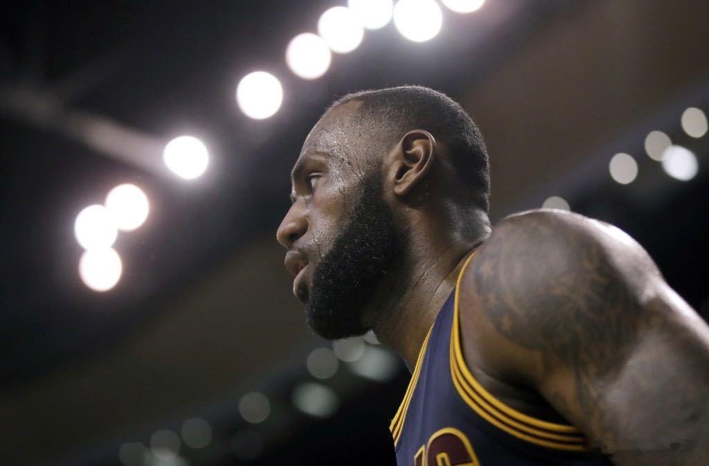 詹姆斯2017年东决封神时刻NBA名场面扎心对比！转播方晒出17年前的今天，詹姆