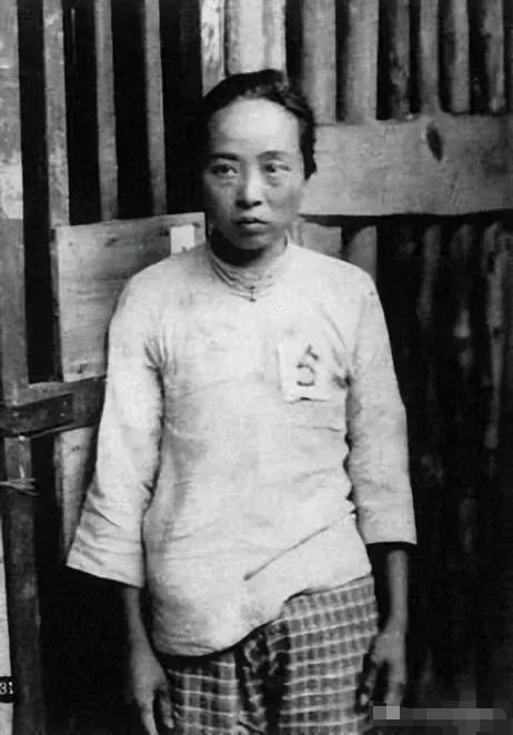 1937年，在杭州日军宪兵队内，女便衣队长魏文全被俘后，日本鬼子为她拍下了这张照