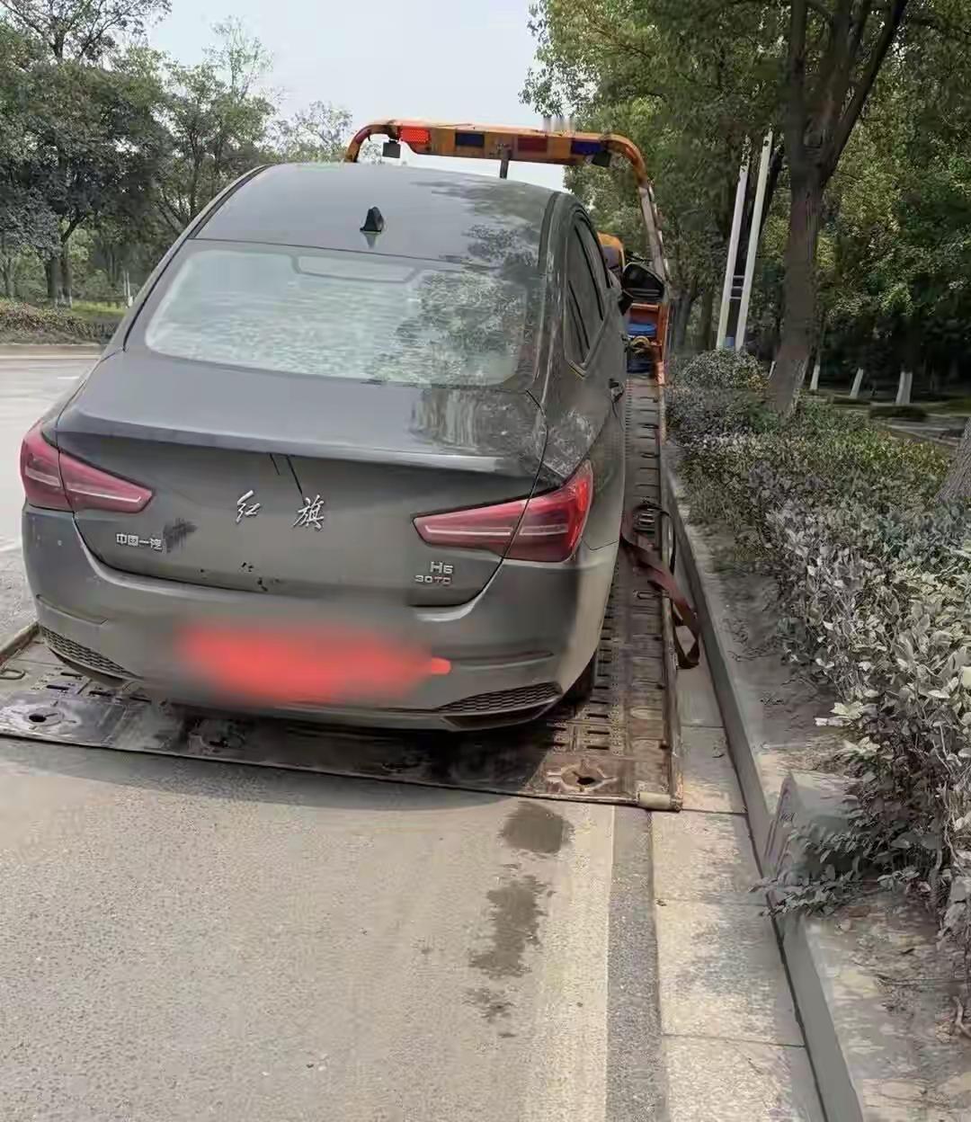车忘锁一晚，第二天油门踩不动：她打开油箱盖，整个人傻了！
一晚上没锁车，代价是7