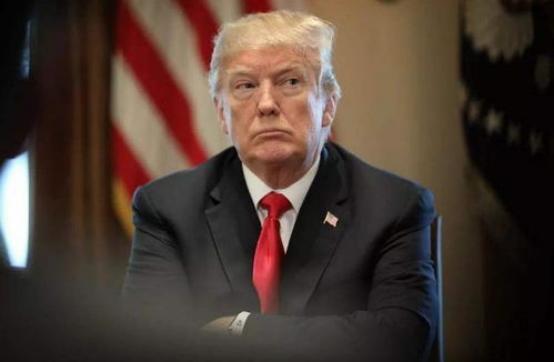 全美50州爆发抗议，支持率跌破40%，特朗普的总统宝座摇摇欲坠。这位“独一无二”