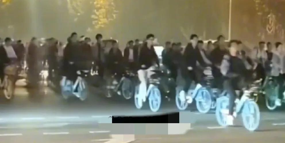 郑大夜骑开封潮，是美食吸引还是活力四射？

近日，郑州大学生夜骑去开封吃灌汤包一