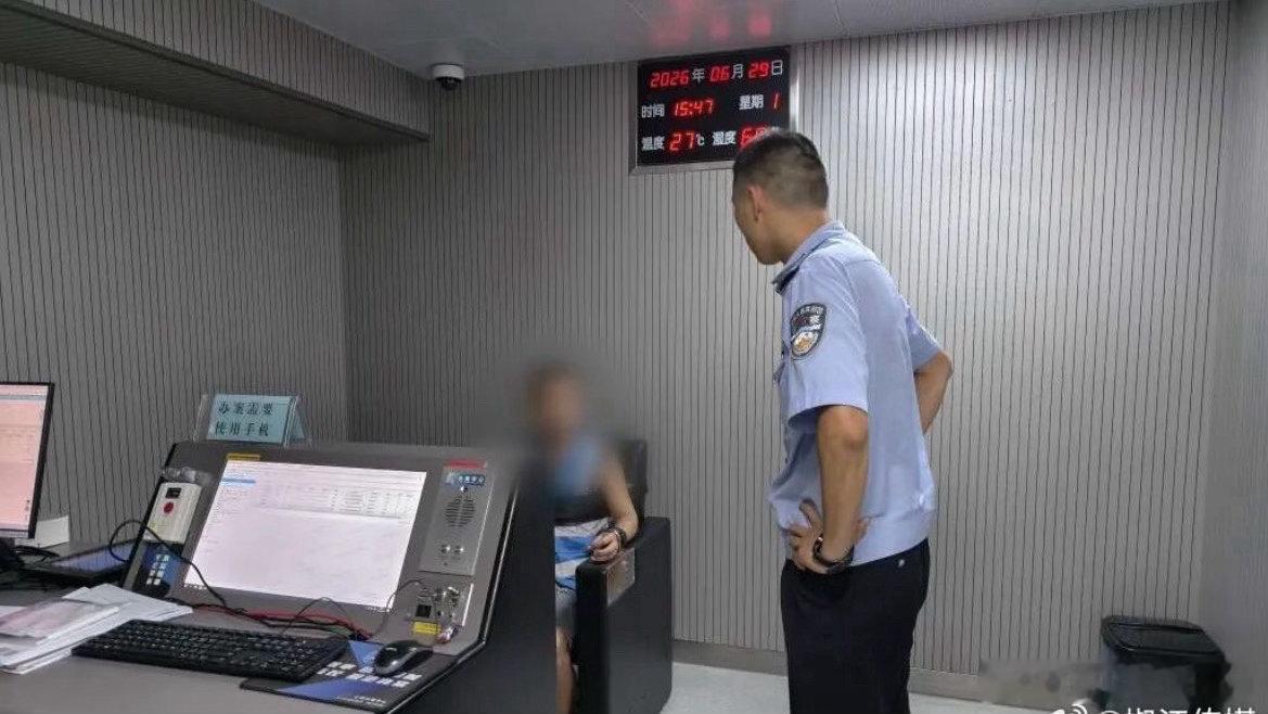 30天蹲守台州民警为民解忧守护安居乐业一面锦旗承载群众认可，连日蹲守彰显为民初心