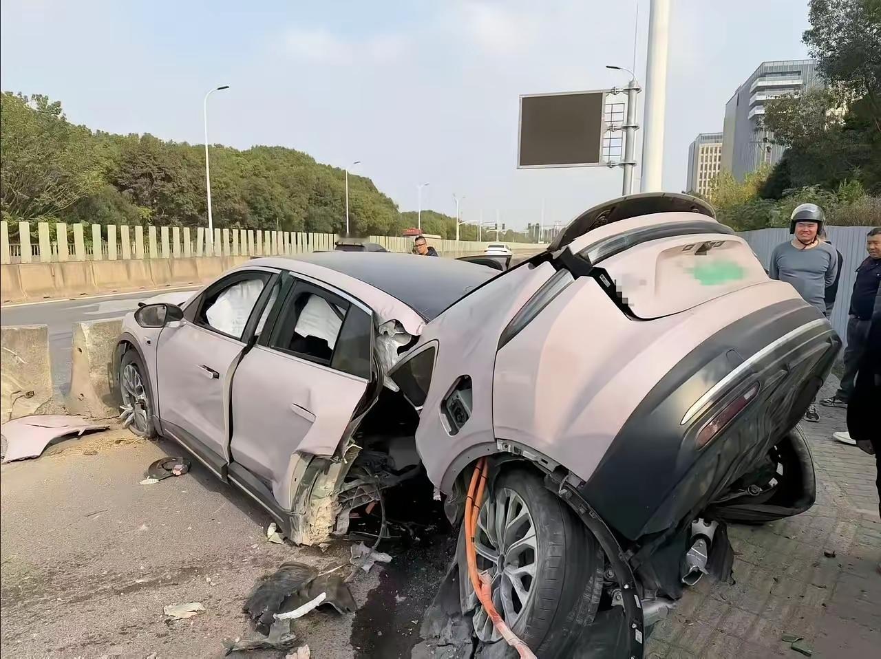 啥品牌的车？还能直接撞到腰斩，这底盘是不是太脆弱了点。虽然不是纸糊做的，但也不是