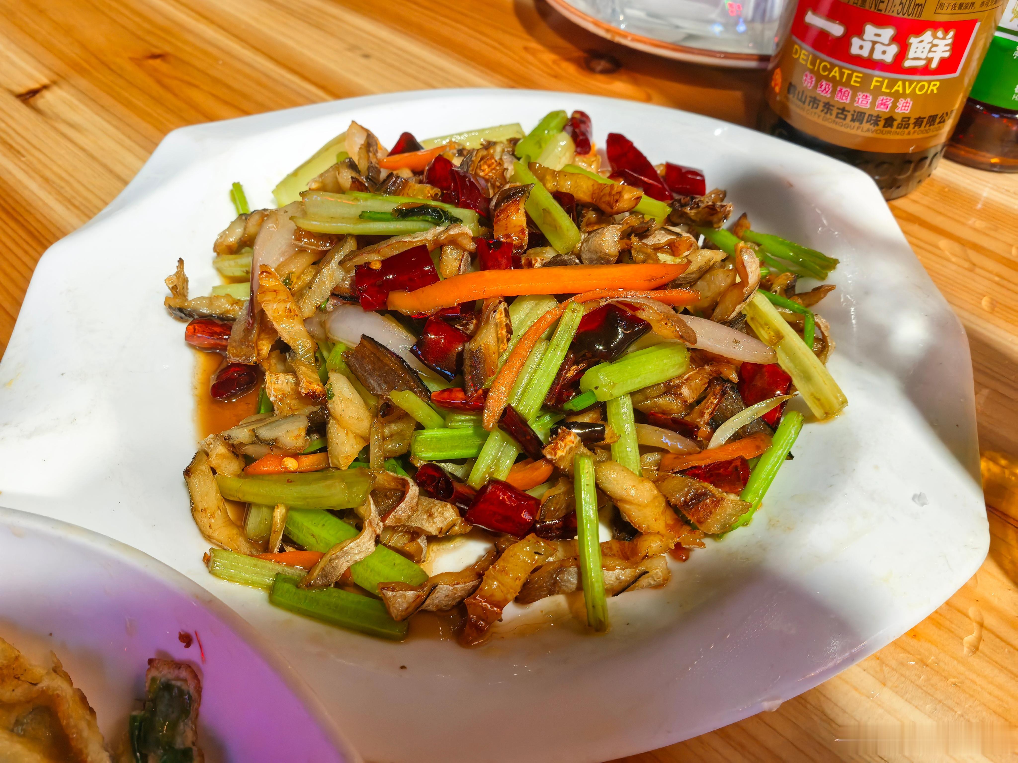 才吃晚饭。在温岭石塘镇找了一家路边店，点了一盘海蛎炒蛋，一个鳗头炒芹菜，一碗海鲜