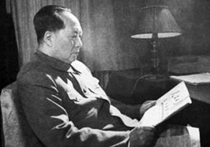 1969年毛主席仔细审阅九大代表人员名单，察觉异处，亲自划去一人并补选另一人
1