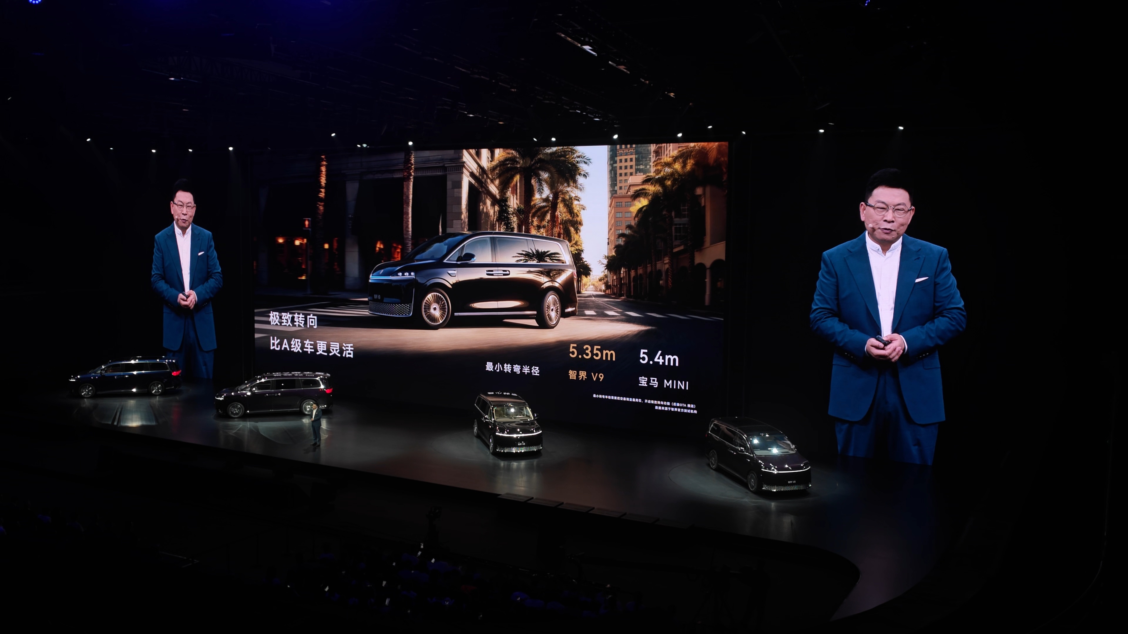 智界 V9 后轮支持 7 度后轮转向，一款全尺寸的 MPV 转弯半径竟然比宝马 