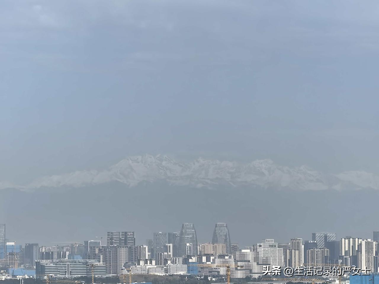 成都今天最高气温27度，能见度特别佳。有朋友在成都市区内，竟然拍到了远处四姑娘山