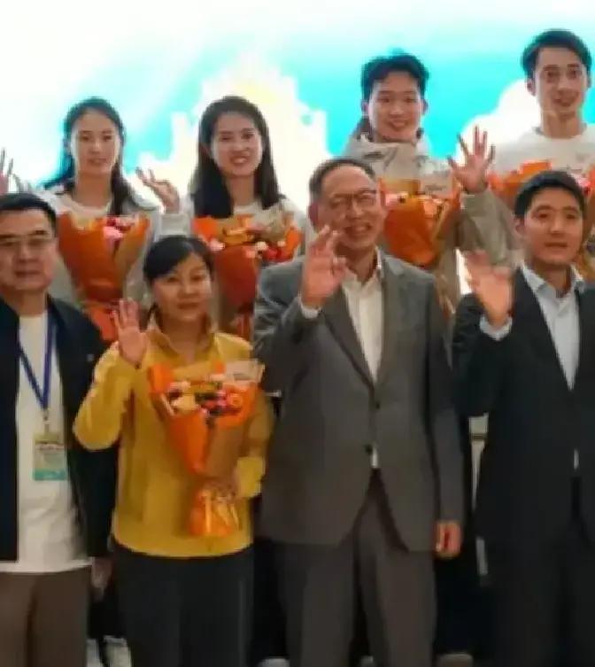 陈若琳被邀请去澳门了。
 
这位国家队教练，颜值实力都在线。
 
全运会她肯定最