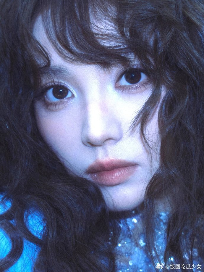 浪漫花海如梦似幻，田曦薇甜美灵动自带柔光，完美融入莫奈花园的温柔意境田曦薇闯入莫