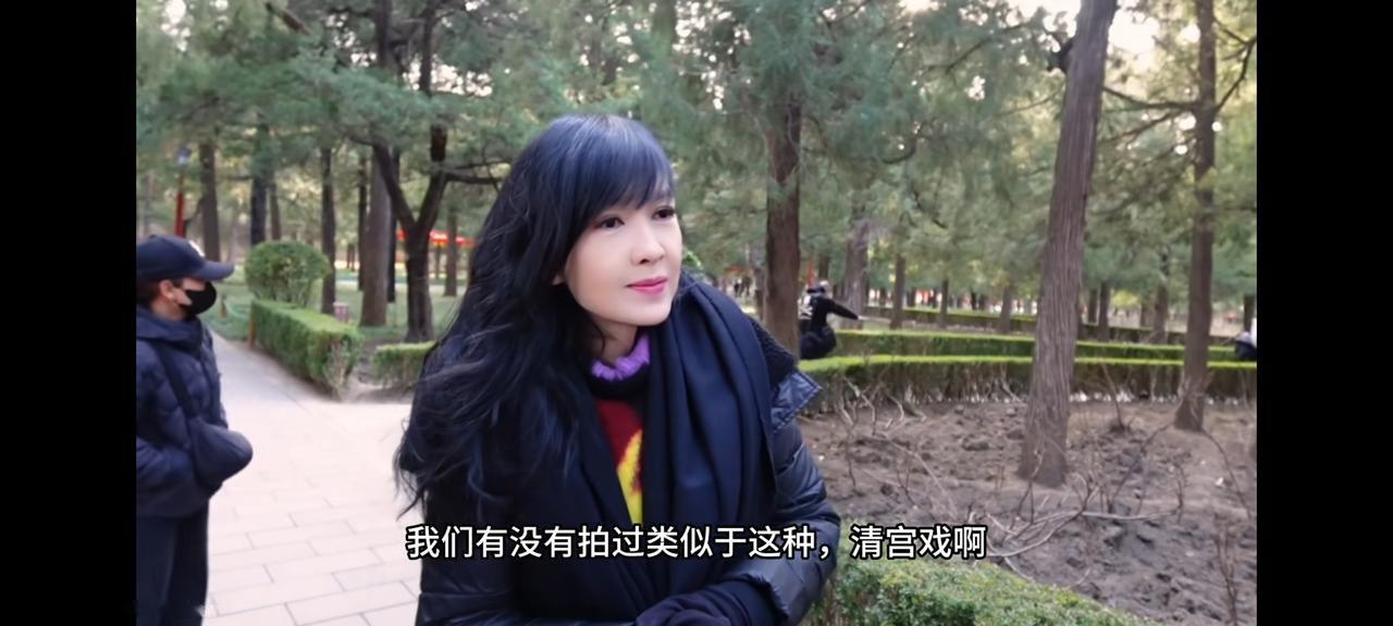 街拍的周慧敏！这么多年了，梦中女神一直都没变样，还多了点可爱