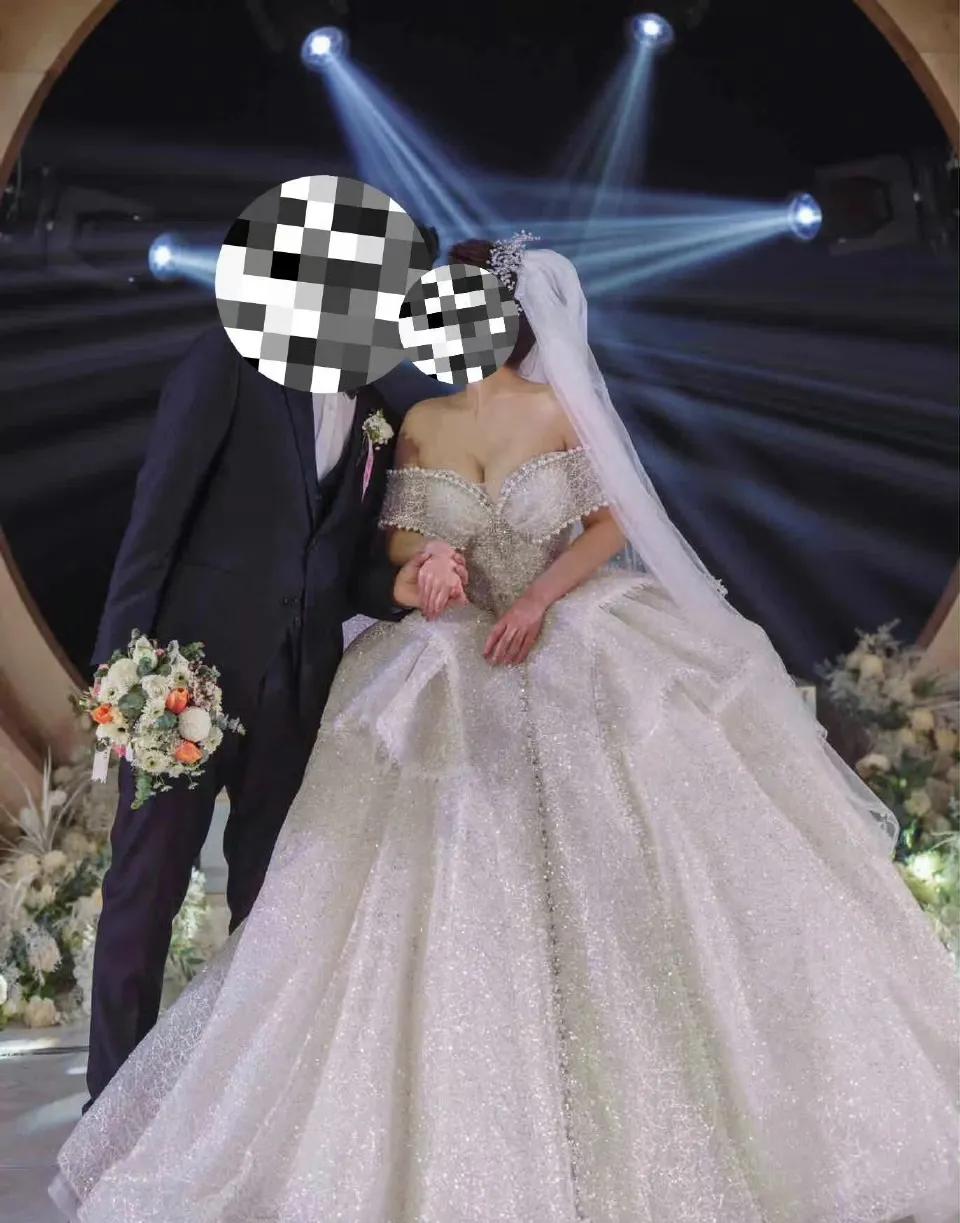 怎么会有新娘愿意穿这种容易掉的抹胸婚纱啊？穿过好多次抹胸裙，腰里勒好了扯都扯不下