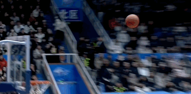 周琦在国内中锋这种对抗之下，优势还是非常明显，开场一个前场篮板之后二次进攻强打2