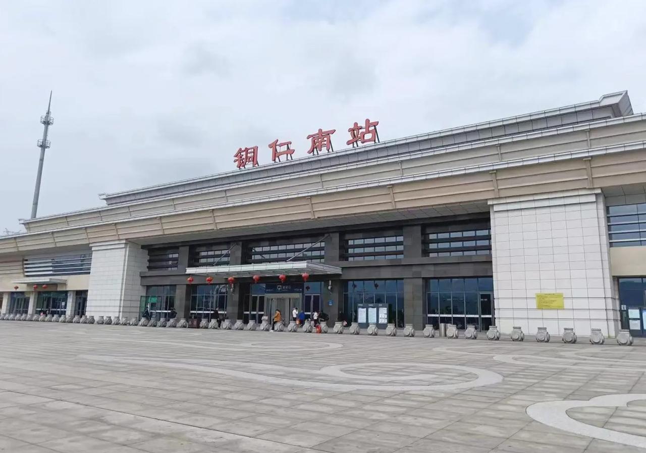 刚从贵州省铜仁市回来，铜仁南站刷新了我对国内最远高铁站的认知。

铜仁南站建在铜