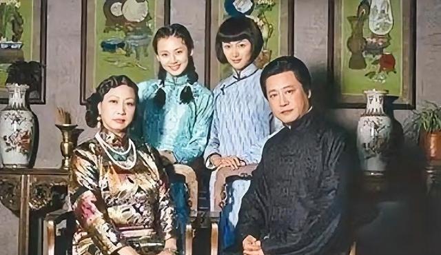 1904年，通房丫头李氏，站着侍奉丈夫与正妻，整整三十三年。这天，她正在盛饭，管