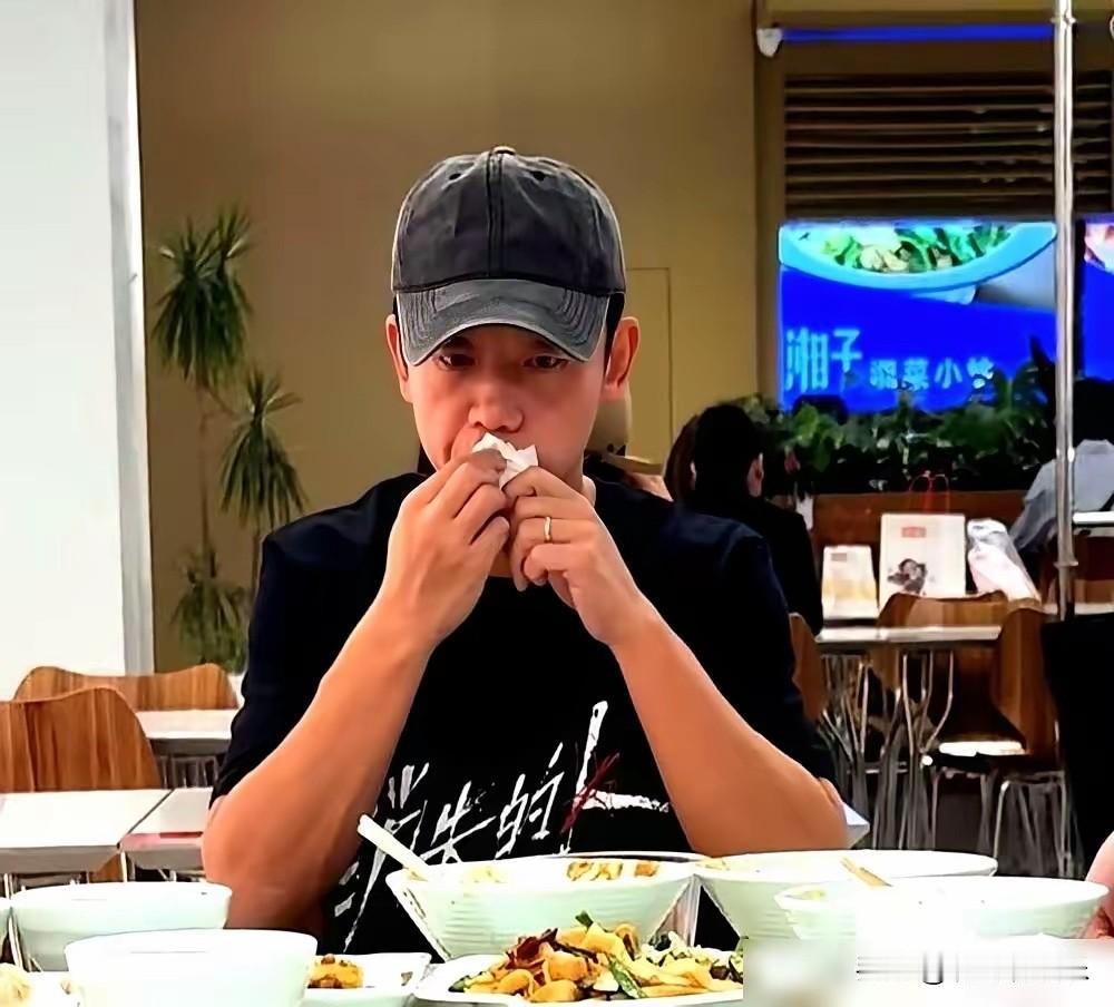 郑恺这小子，行啊。

3000万成本，五一档硬生生卷走2.6个亿，预测还得奔着6