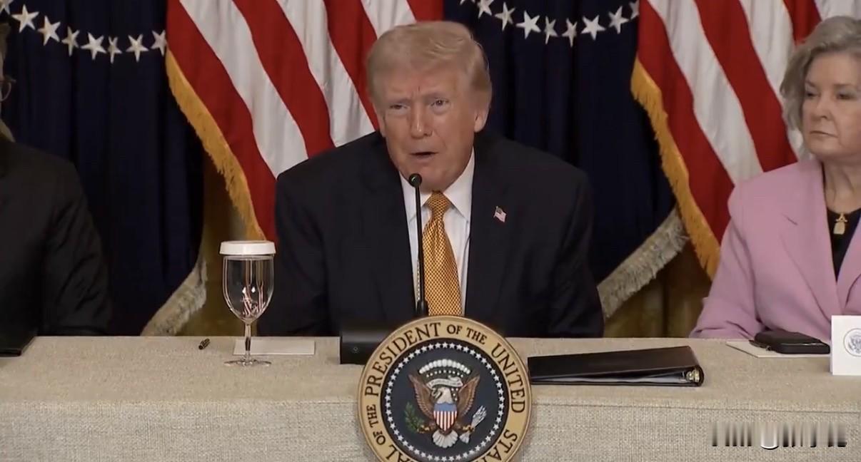 特朗普今天说：美国没有义务援助乌克兰。

他表示，乌克兰“远在数千英里之外，还隔