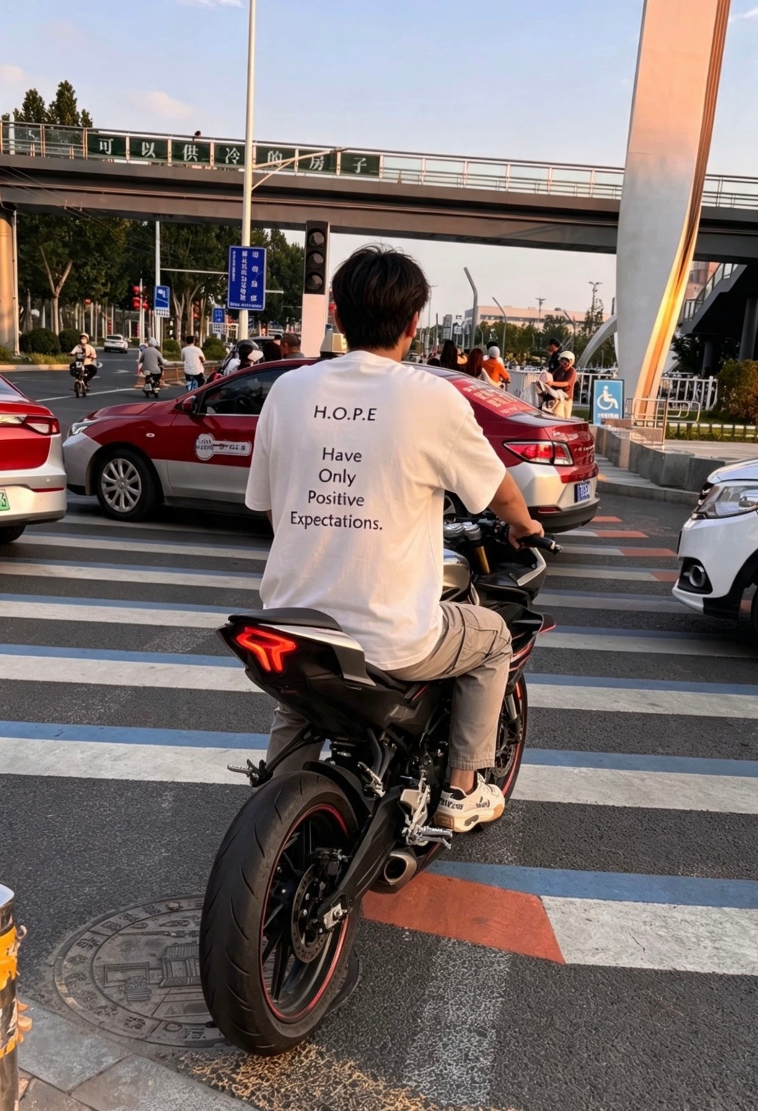 明天我要回归做业绩了，我只有活在做业绩做客户的状态里，我的人生才能往前走。我不能