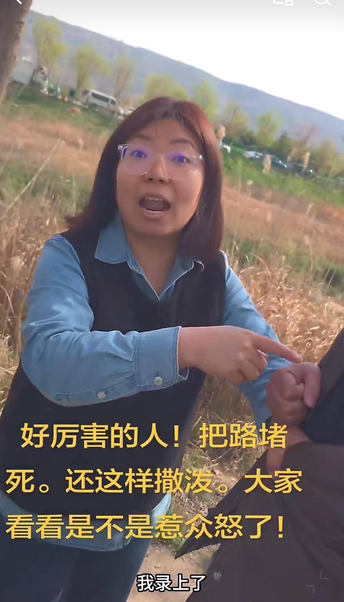 小仙女驾车把踏青的路给堵了，引起公愤。一位大哥实在看不过去，和小仙女理论，不小心