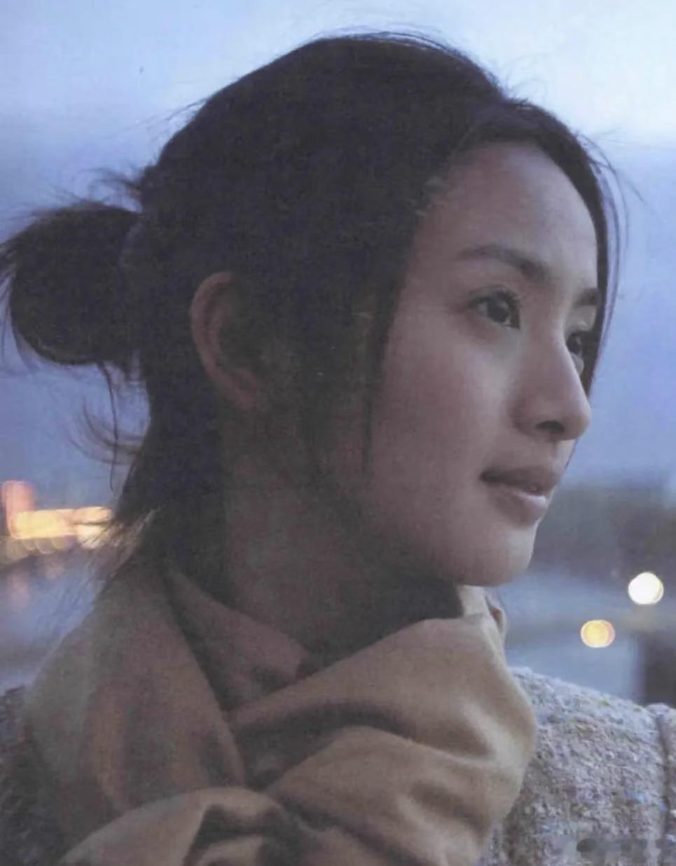 林依晨咋给自己拍成这样了 林依晨新微博发了自拍，差点没认出这是她，姐这自拍技术太